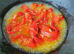 首先煮上一盘蒜蓉龙虾，倒入锅中和适量的清水，煮沸。