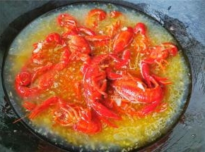 首先煮上一盘蒜蓉龙虾，倒入锅中和适量的清水，煮沸。