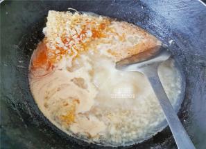 煮制沸腾后，把龙虾全部捞出放入另一碗，把米线放入汤汁中。