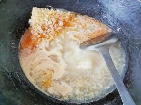 煮制沸腾后，把龙虾全部捞出放入另一碗，把米线放入汤汁中。