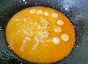 最后米线完全泡软，即可盛出食用了，吃的时候搭配小龙虾一起吃，完美。