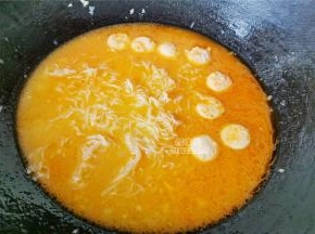 最后米线完全泡软，即可盛出食用了，吃的时候搭配小龙虾一起吃，完美。