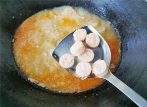 把米线煮软煮熟，撒入点盐调味，香肠切小块放入锅中煮制。