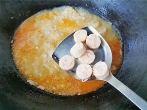 把米线煮软煮熟，撒入点盐调味，香肠切小块放入锅中煮制。