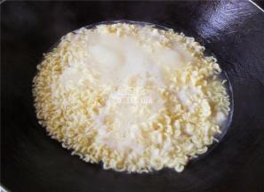 把泡面的面饼放入，煮软后用筷子把面条打散。