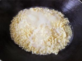 把泡面的面饼放入，煮软后用筷子把面条打散。