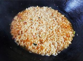 再把特有的调味包撒入面中，混匀的混合下。