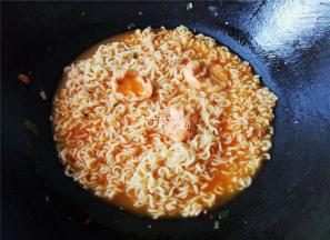 把油面筋压扁，放入泡面的汤水中把它给煮软即可。