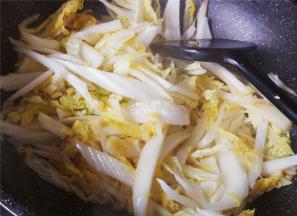 再把切丝的玲珑菜倒入锅中翻炒均匀，炒的菜叶软塌。