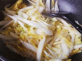 再把切丝的玲珑菜倒入锅中翻炒均匀，炒的菜叶软塌。