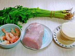 准备食材，饺子皮我是买的，自己做也可以。