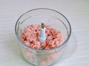 首先将里脊肉冲洗干净，再切小块，放入绞肉机中，绞成肉糜。