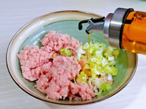加入食用油。(如果选用五花肉，不用加油也可以，我用的里脊肉，所以加了5g食用油)