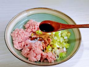 加入生抽与料酒。