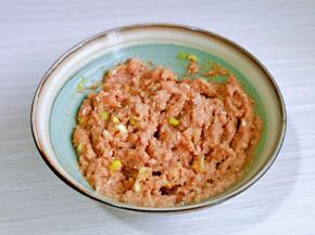 分次加入纯净水，顺时针搅拌，加一次水搅拌均匀后再加入下一次，总之每次都要将水与肉搅拌完全融合再加入下一次，这样做出来的饺子馅鲜嫩多汁。