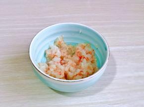 倒碗中加入料酒抓拌均匀腌制5分钟。