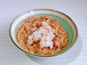 腌制好的虾仁放入肉馅中。