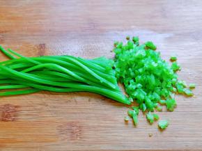 芹菜摘掉叶子，焯水，捞出再切碎。