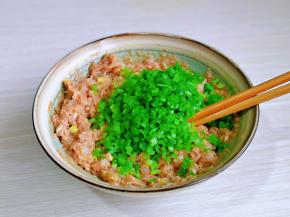切碎的芹菜加入肉馅中。
