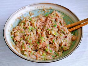 搅拌均匀，就可以包饺子啦！