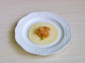 取一张饺子皮，放上适量的肉馅。