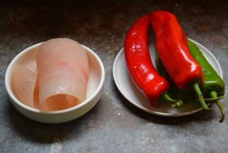 准备好煮熟的猪皮和双椒