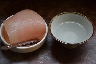 准备一碗水和夹子，把猪毛夹出来