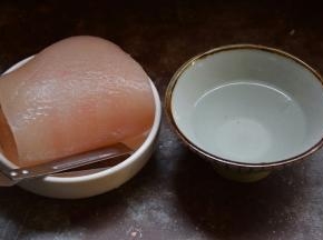 准备一碗水和夹子，把猪毛夹出来