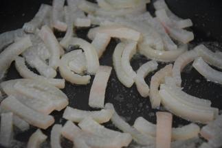 起锅热油，倒入猪皮翻炒几分钟