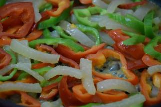 加入少许清水翻炒至双椒变软