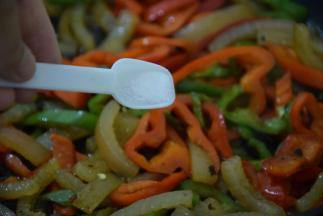 最后加入适量盐，翻炒均匀即可出锅