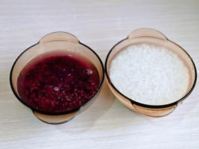 首先将两种米淘洗干净，再用纯净水泡30分钟。