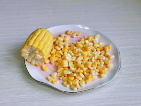 玉米棒冷水冲洗，再将玉米粒搓下来。