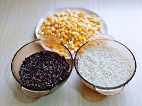 将泡好的两种米水淋出，准备工作完成。