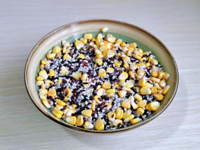 将玉米粒，血糯米，糯米混合均匀。