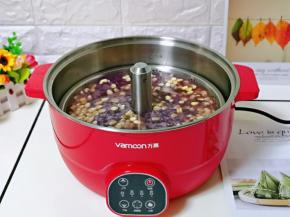 将米倒入万慕升降锅的提篮上，再加入纯净水，水位将提篮下降后水没过篮面即可。