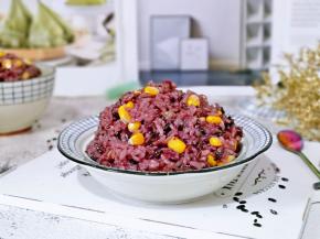 胶质浓厚，色泽晶莹透亮。