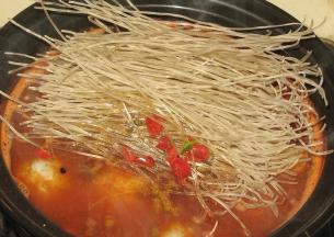 红薯粉条一大把，直接入锅中，煮三分钟左右，粉条变软，沉入汤