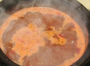 砂锅中放清水，将35克麻辣烫调料入锅同煮