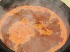 砂锅中放清水，将35克麻辣烫调料入锅同煮