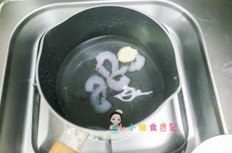 水里加一片姜加入虾仁
