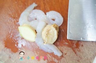 姜数片腌渍虾仁去腥备用