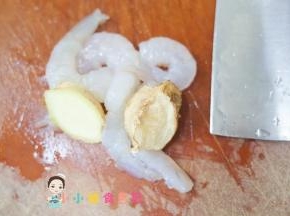 姜数片腌渍虾仁去腥备用