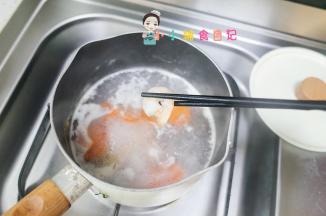 等水煮开后加入胡萝卜片，虾仁煮熟就可以捞出