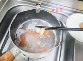 等水煮开后加入胡萝卜片，虾仁煮熟就可以捞出