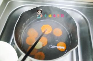 筷子插一下胡萝卜，可以轻松插入就是熟了