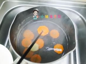 筷子插一下胡萝卜，可以轻松插入就是熟了