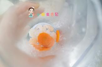 料理机内加虾仁、胡萝卜、适量开水