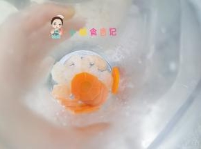 料理机内加虾仁、胡萝卜、适量开水