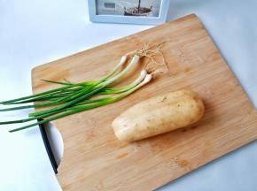 新鲜的莲藕选七孔的，配点小葱。